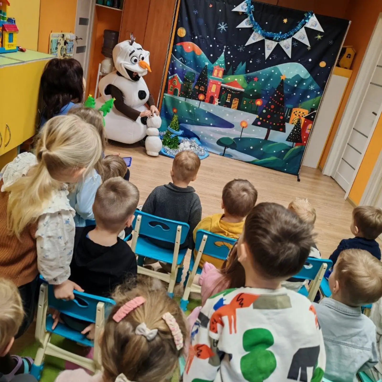 Сьогодні до нашого садочка завітали актори з чудовою зимовою ❄ виставою 😍