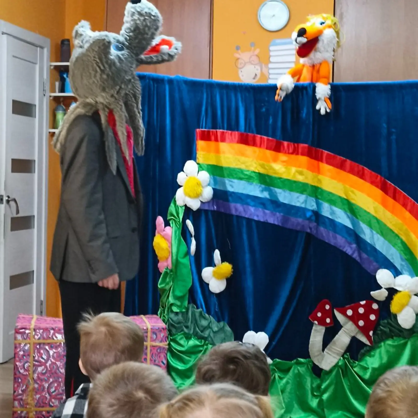 Сьогодні до нашого садочку😊 завітав театр з чудовою виставою "Червона шапочка".