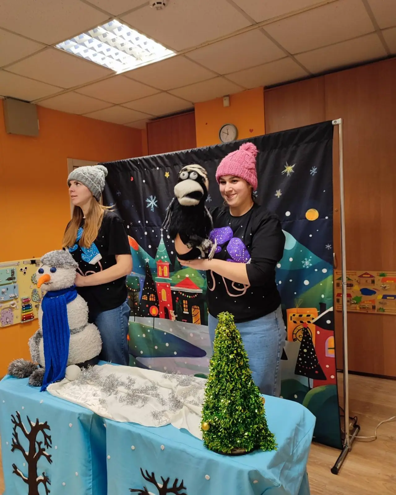 Сьогдні до нашого садочка 🏡завітали справжні актори 🎭! Щоб показати для наших діток лялькову зимову ❄ виставу під назв